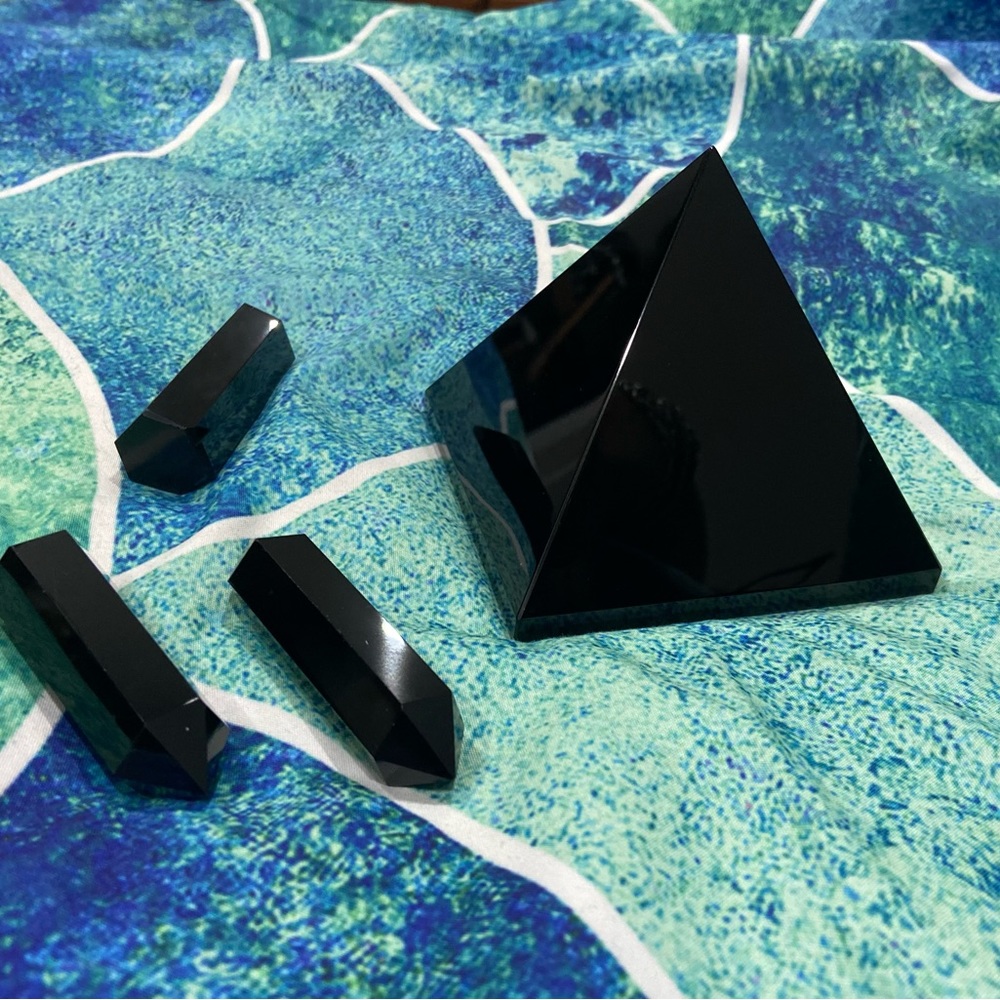 Black crystal pyramid and points